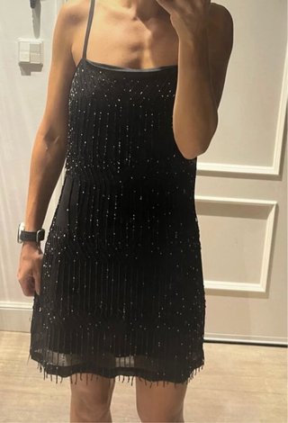 Vestido negro corto con pedrería