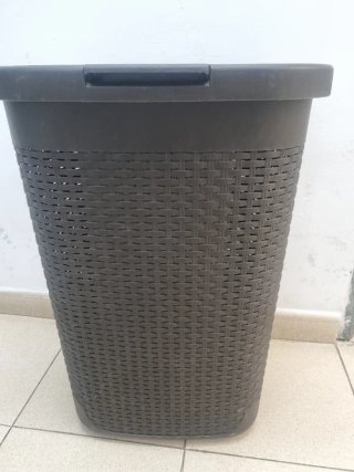 Cesto para ropa marrón