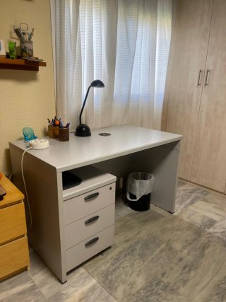 Mesa de estudio con cajonera