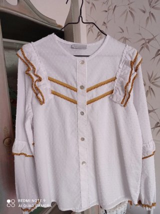 Blusa blanca Licencia poética con detalles dorados