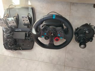 Logitech G29 con pedales y palanca de cambios