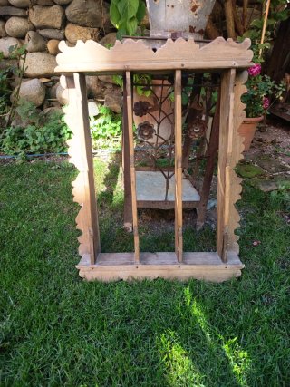 Scaffale in legno per piatti decorativi