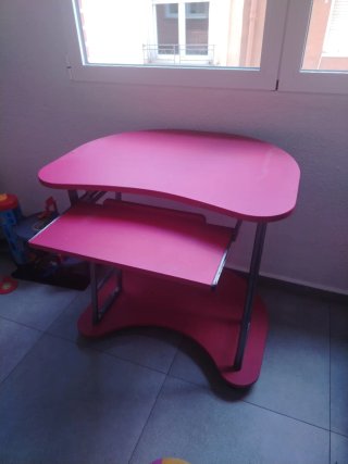 Mesa de computadora roja