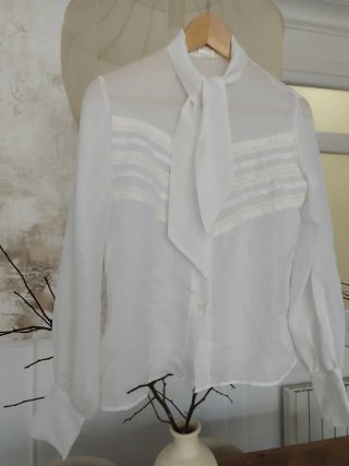 Blusa vintage blanca con lazada