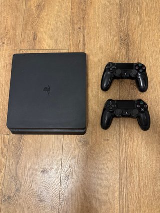 PS4 (PlayStation 4) con 2 mandos y 7 juegos