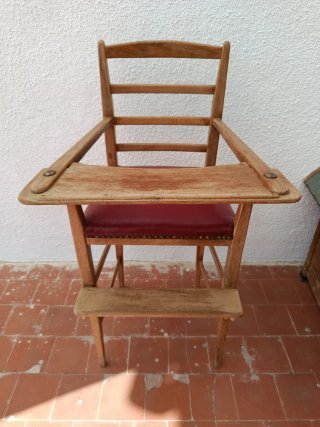 Trona de madera antigua