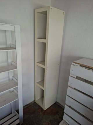 Estantería de madera blanca