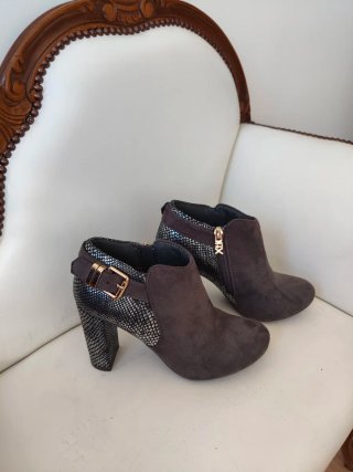 Botines Xti tacón alto gris  y plateado