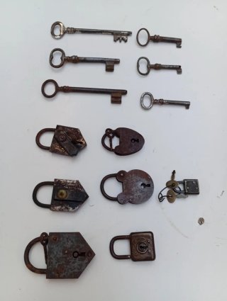 Lote de llaves y candados antiguos