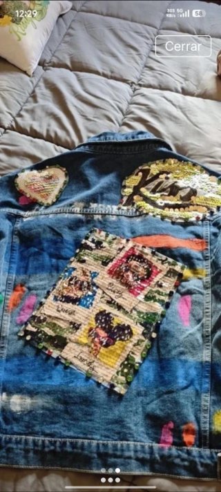 Chaqueta vaquera con parches y lentejuelas