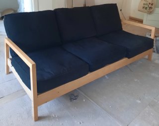 Sofá cama de tela y madera