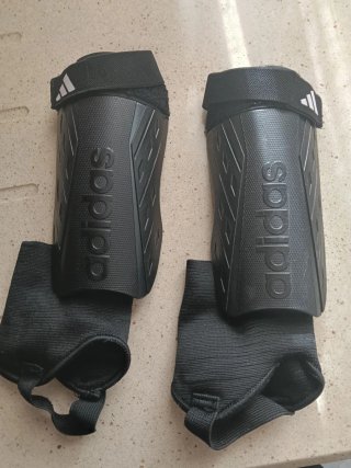 Espinilleras de fútbol Adidas negras