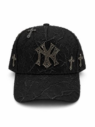Gorra Negra con Detalles de Cruces