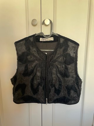 Chaleco bordado Zara con etiqueta