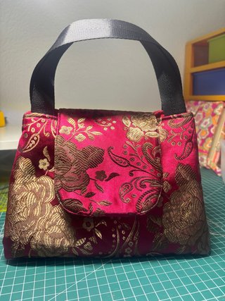 Bolso artesanal burdeos y dorado