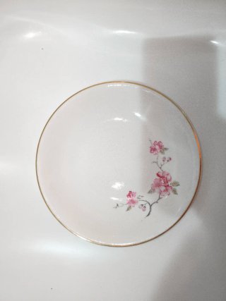 Platos de porcelana con flores rosas.