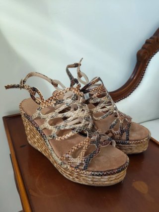 Sandalias cuña verano piel serpiente