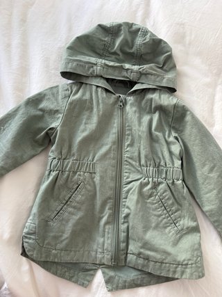 Parka verde con capucha para niña