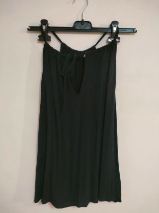 Blusa negra estilo halter