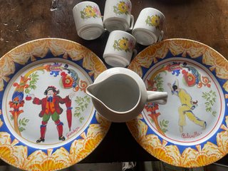 Set 4 Tazze e 2 Piatti Decorati e lattiera