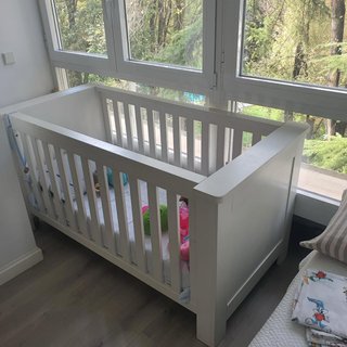 Cuna de madera blanca
