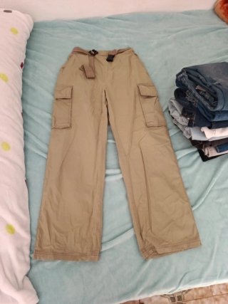 Pantalones cargo beige con cinturón