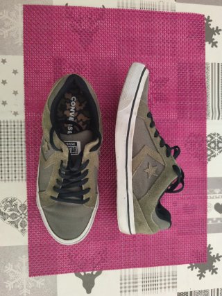 Converse grises y verdes
