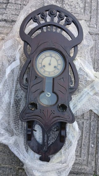 Reloj de pared antiguo de madera