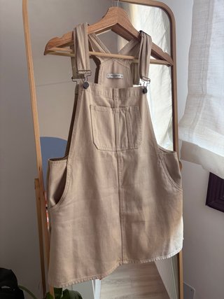 Peto vaquero de falda beige Pull&Bear