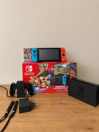 Nintendo Switch + Mario Kart 8 Deluxe + accesorios