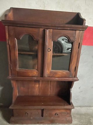 Alacena de madera rústica.