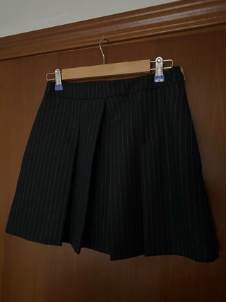 Falda negra con rayas verticales