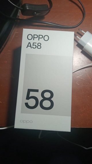 Oppo A58 con funda protectora