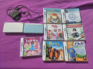 Console Nintendo DS con caricatore e vari giochi