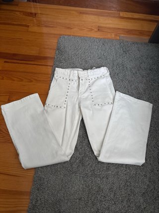 Vaqueros blancos con tachuelas