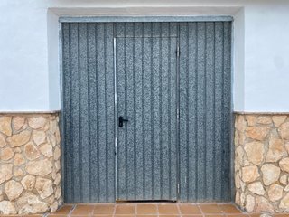 Puerta de garaje con puerta de acceso