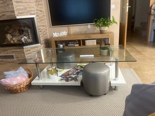 Mesa de salón lacada en  boanco con dos puff gris