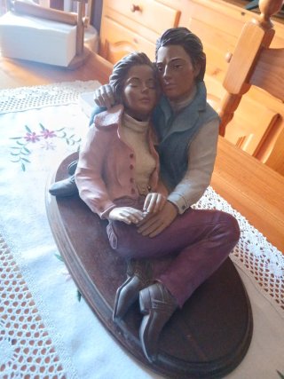 Figura decorativa pareja enamorada