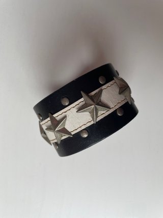 Pulsera de cuero con estrellas