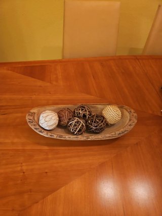 Centro de mesa de madera con bolas decorativas