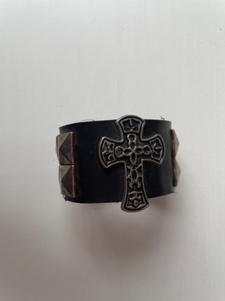 Pulsera de cuero con cruz