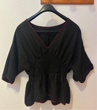 Camiseta Negra con Detalle en Cuello