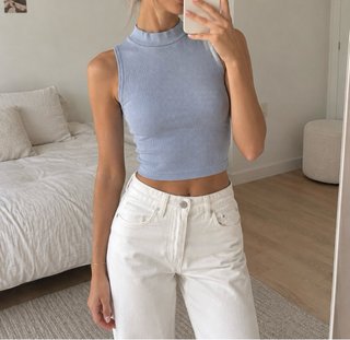 Top azul de canalé cuello alto