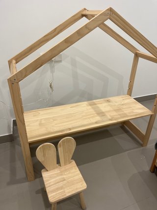 Scrivania e sedia per bambini in legno