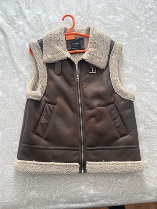 Chaleco marrón efecto piel con borreguito