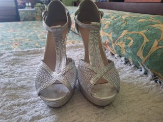 Zapatos de tacón plateados con rejilla