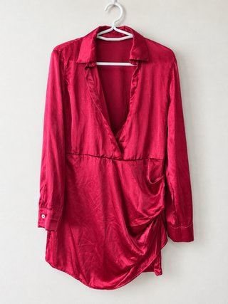 Vestido burdeos satinado