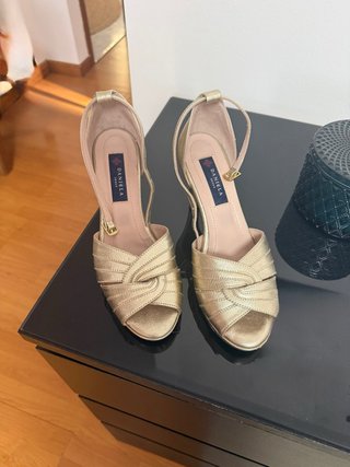 Zapatos de tacón dorados Daniela Shoes