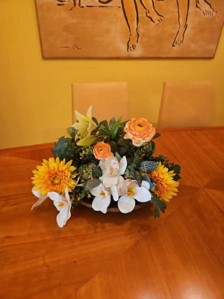 Centro de mesa con flores artificiales