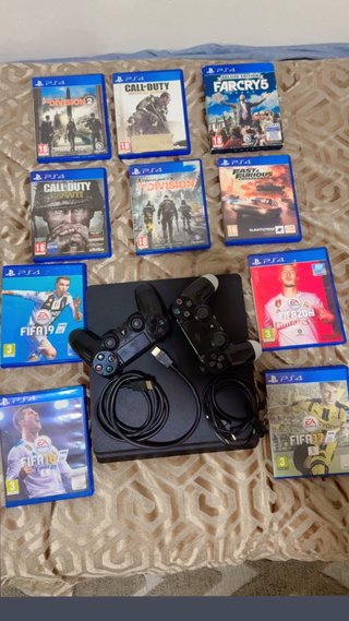 Consola PS4 con 2 Mandos y 10 Juegos y cables